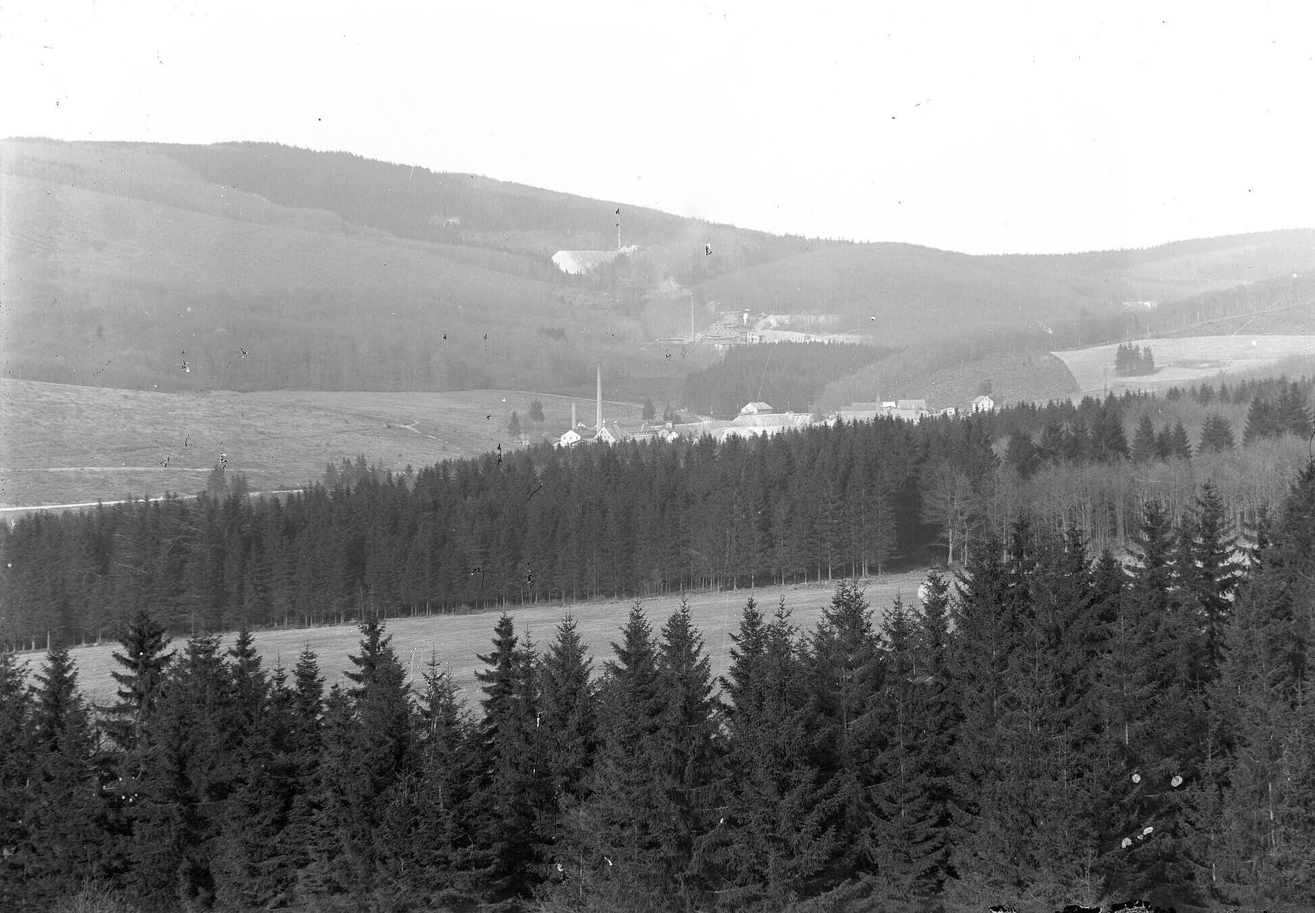 Das Littfelder Grubental mit der Aufbereitung der Grube Altenberg und Heinrichsegen (unten), der Aufbereitung der Grube Victoria (Mitte) und dem Schacht der Grube Victoria (oben). Das Littfelder Grubental mit der Aufbereitung der Grube Altenberg und Heinrichsegen (unten), der Aufbereitung der Grube Victoria (Mitte) und dem Schacht der Grube Victoria (oben).