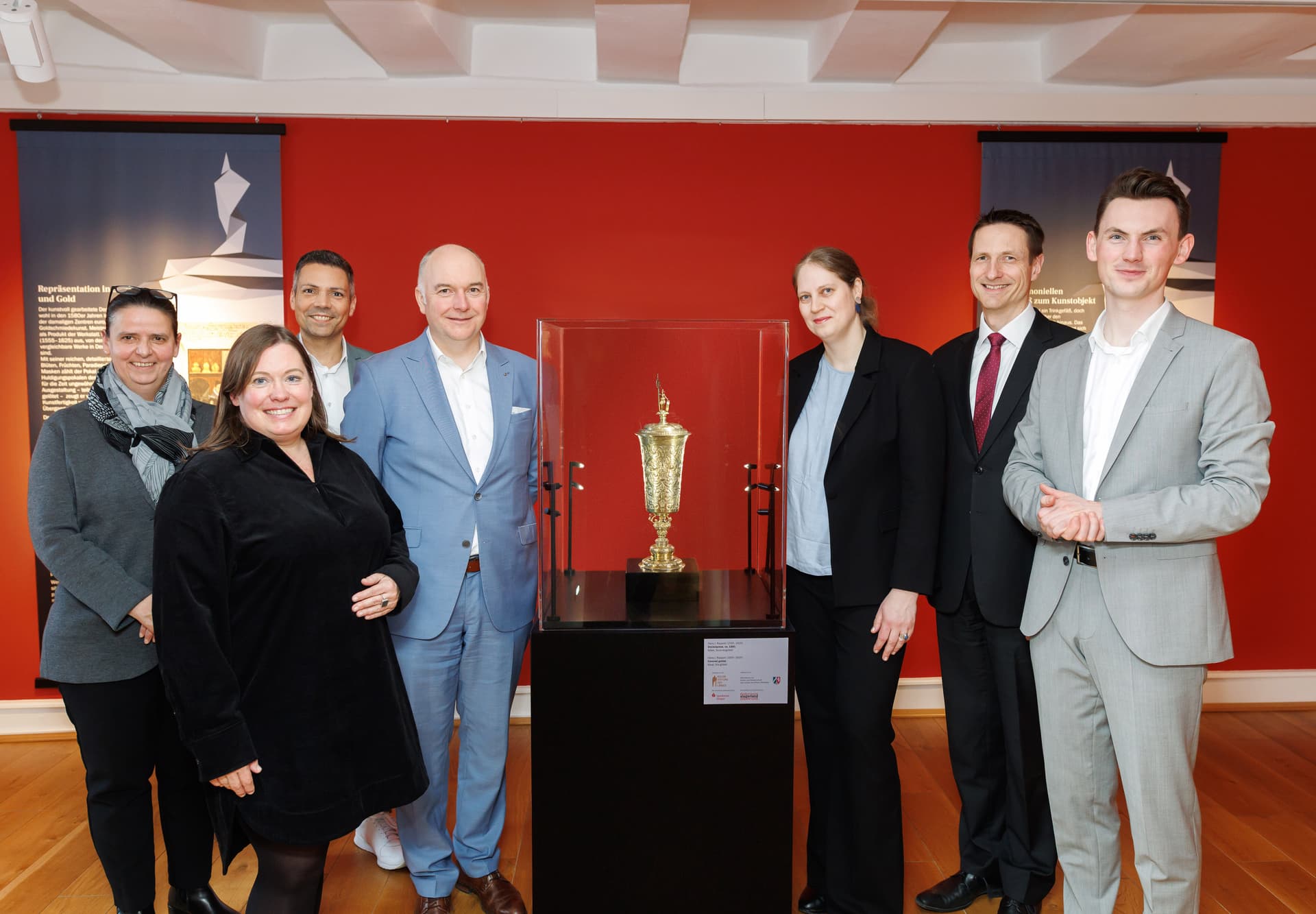 Freuen sich über den Neuerwerb:
Christina Loi (Kulturdezernentin der Bezirksregierung Arnsberg), Dr. Karin Kolb (Direktorin des Siegerlandmuseums), Adrian Viteritti (Kulturdezernent und Stadtrat), Burkhard Braach (Vorstandsmitglied der Sparkasse Siegen), Christine Unsinn (Kulturstiftung der Länder), Dr. Christian Schleifenbaum (Förderverein des Siegerlandmuseums e.V.), Tristan Vitt (Bürgermeister der Stadt Siegen), v.l.n.r.
© Sinan Muslu Freuen sich über den Neuerwerb:
Christina Loi (Kulturdezernentin der Bezirksregierung Arnsberg), Dr. Karin Kolb (Direktorin des Siegerlandmuseums), Adrian Viteritti (Kulturdezernent und Stadtrat), Burkhard Braach (Vorstandsmitglied der Sparkasse Siegen), Christine Unsinn (Kulturstiftung der Länder), Dr. Christian Schleifenbaum (Förderverein des Siegerlandmuseums e.V.), Tristan Vitt (Bürgermeister der Stadt Siegen), v.l.n.r.
© Sinan Muslu