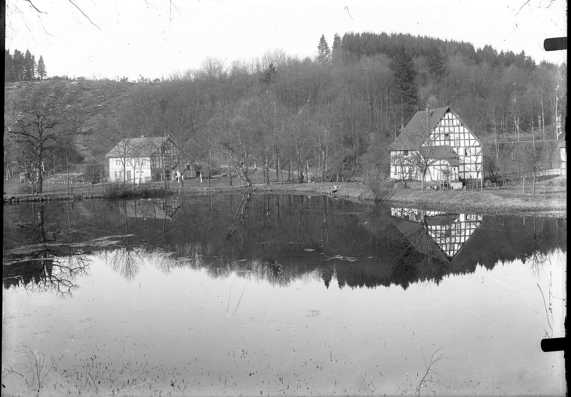 Spiegelungen am Kleff-Teich in Burgholdinghausen. Links das Haus des Grubendirektors Franz, rechts das 1797 von dem Juden Benjamin Moses errichtete Fachwerkhaus, damals von der Familie Stöcker bewohnt. Das Haus steht heute im LWL-Freilichtmuseum Detmold. Spiegelungen am Kleff-Teich in Burgholdinghausen. Links das Haus des Grubendirektors Franz, rechts das 1797 von dem Juden Benjamin Moses errichtete Fachwerkhaus, damals von der Familie Stöcker bewohnt. Das Haus steht heute im LWL-Freilichtmuseum Detmold.